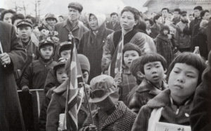 北朝鮮向かう帰国船に乗るために新潟に集まった「在日」。「写真で綴る北朝鮮帰国事業の記録　帰国者九万三千余名の別れ」（高木書房）より引用。